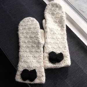 H & M kids 8 -11 Y milk white knitted  with black bow decoration warm gloves